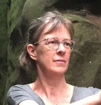 Johanna Koopman in haar tuin in Heino