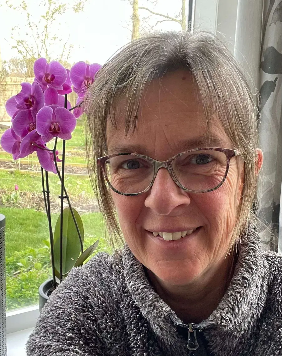 Johanna Koopman, thuis bij het raam