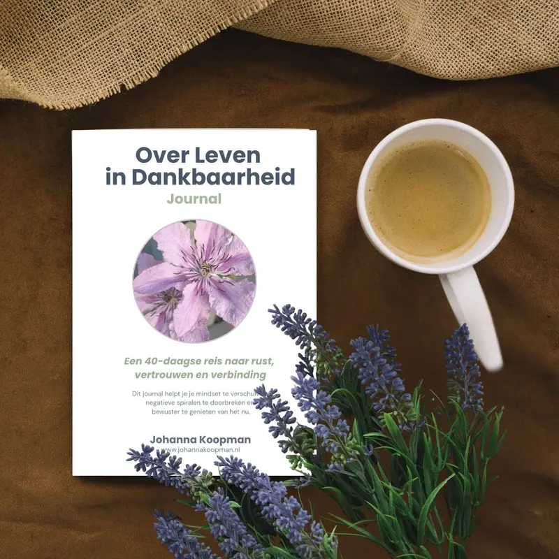 Het journal Over Leven in Dankbaarheid met een kop thee en lavendel